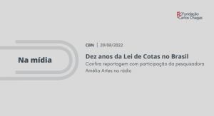 Fundação Carlos Chagas. Na mídia. CBN, 29 de agosto de 2022. Dez anos da Lei de Cotas no Brasil. Confira reportagem com participação da pesquisadora Amélia Artes na rádio. A imagem é cinza claro, com detalhe de um clipe de papel na lateral esquerda.