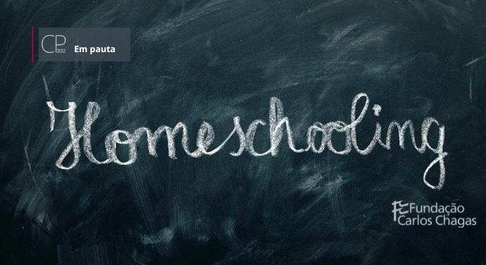 CP em Pauta. Fotografia em que Homeschooling é escrito a giz em um quadro negro. Logo da Fundação Carlos Chagas