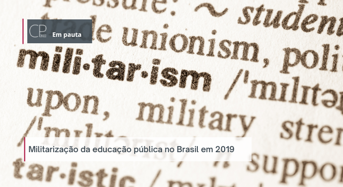 CP em Pauta. Texto Militarização da educação pública no Brasil em 2019 . Ao fundo há uma fotografia de página de dicionário com a entrada de militarism