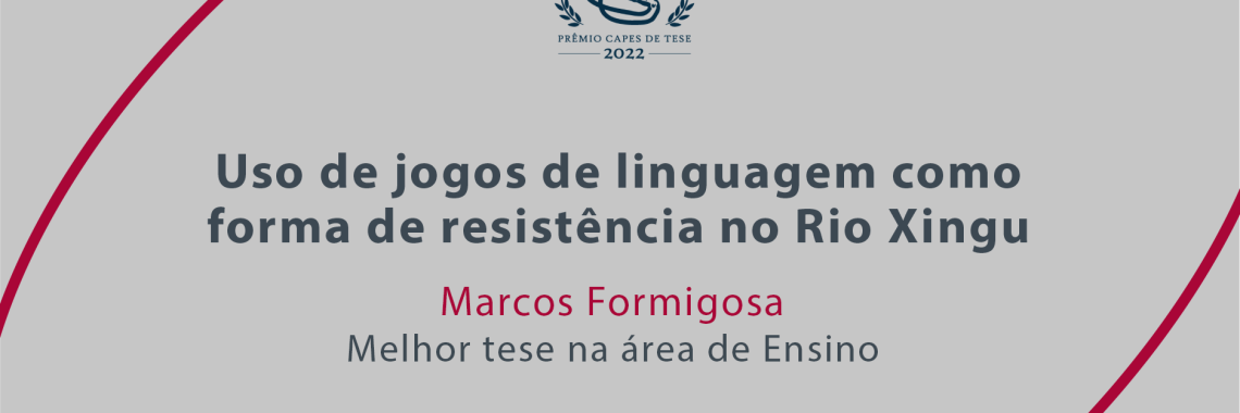 Cartaz com os dizeres: Prêmio CAPES de Tese 2022. Uso de jogos de linguagem como forma de resistência no Rio Xingu. Melhor tese na área de Ensino. Fundação Carlos Chagas. A imagem tem fundo cinza, com texto centralizado em cinza e vermelho e duas linhas curvas vermelhas: uma no canto superior esquerdo e outra no canto inferior direito.