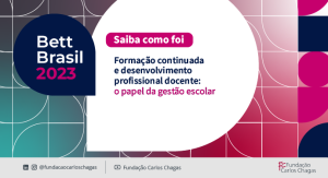 Cartaz com os dizeres: Bett Brasil 2023. Formação continuada e desenvolvimento profissional docente: o papel da gestão escolar e reconstrução do coletivo. A imagem tem fundo em degradê de verde e vinho. O texto está inserido em dois elementos em forma de pétala no centro. Formas geométricas variadas compõem o plano de fundo e um mosaico na lateral direita. Na parte inferior da imagem, há a logomarca e os perfis de redes sociais da Fundação Carlos Chagas.