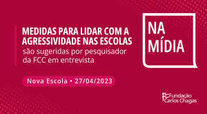 Cartaz com os dizeres: Na Mídia. Medidas para lidar com a agressividade nas escolas são sugeridas por pesquisador da FCC em entrevista. Nova Escola. 27 de abril de 2023. Fundação Carlos Chagas. A imagem tem fundo vermelho com texto em branco.